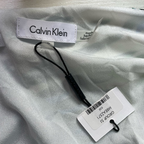 Calvin Klein blouse size Large. Tropical print with flowing fabric NWT. - Picture 4 of 8